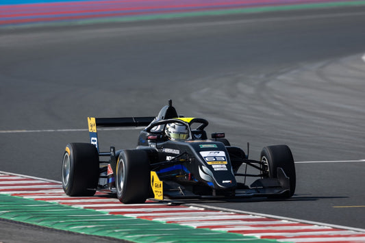 Joshua Duerksen hace historia y logra su primera “Pole Position” en la F3 en Kuwait