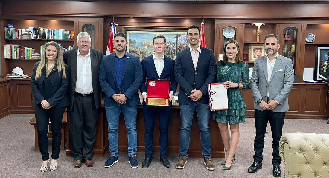 Joshua Duerksen distinguido "hijo dilecto" de la ciudad de Asuncion